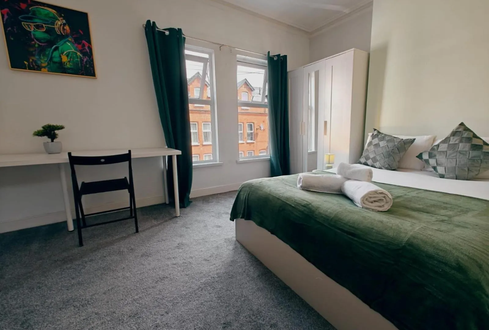 4Br Ravenhill Modern Home Belfast 0*,